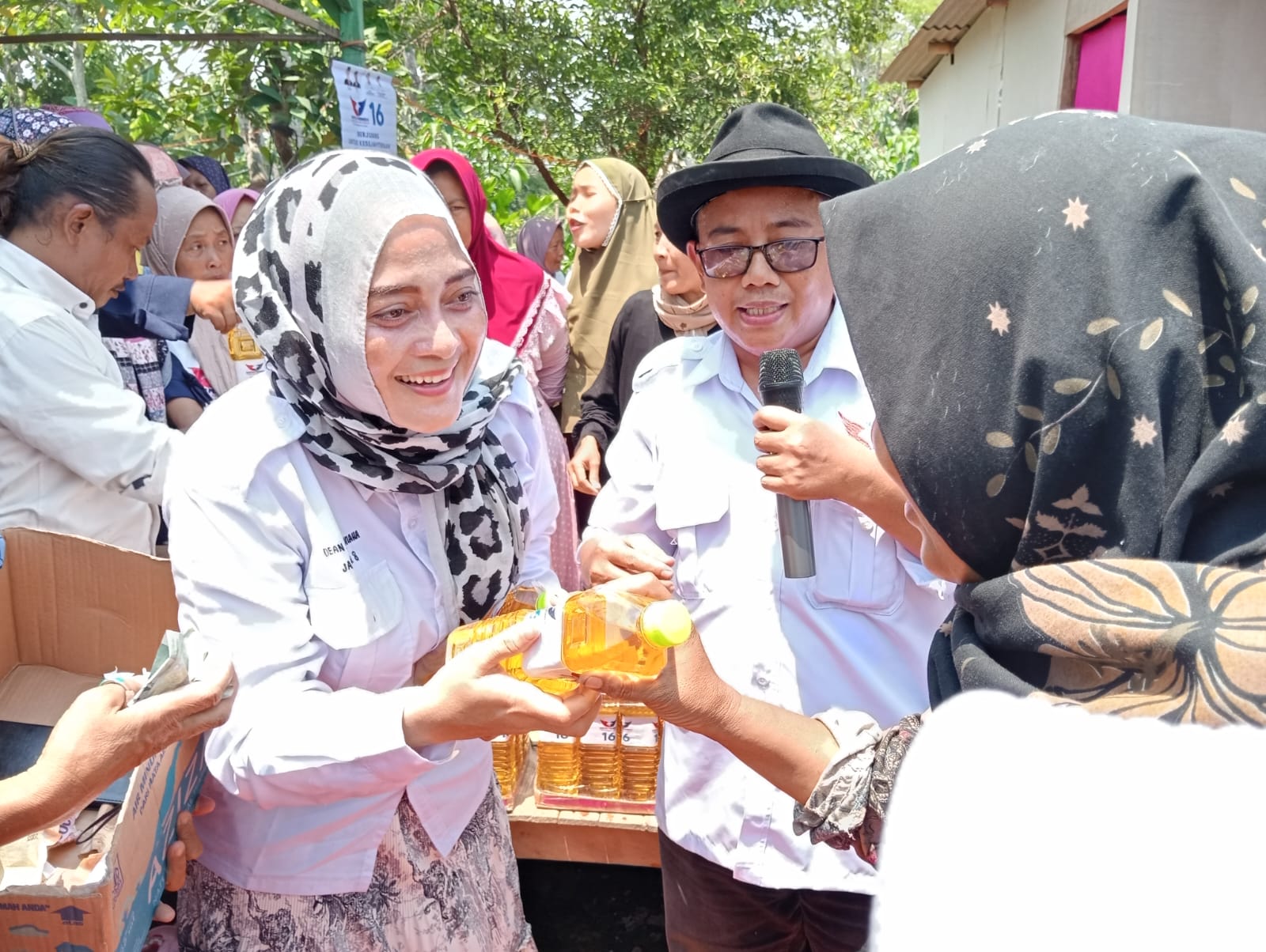Bantu Masyarakat, Caleg Partai Perindo Gelar Bazar Minyak Goreng Murah di Indramayu
