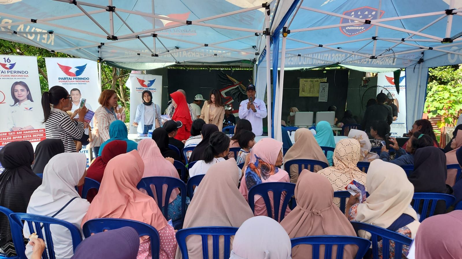 Caleg Partai Perindo Rere Tati Gelar Bazar Murah dan Periksa Mata Gratis di Mampang Depok