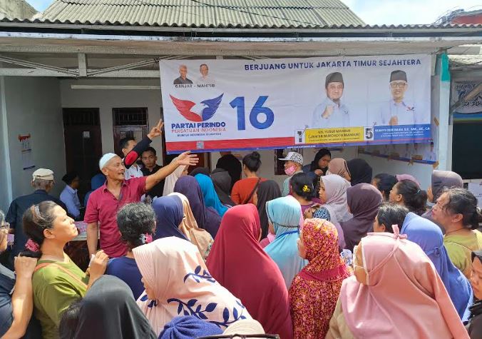 Bazar Murah di Cilangkap, Dua Caleg Partai Perindo Sediakan 800 Paket Minyak Goreng