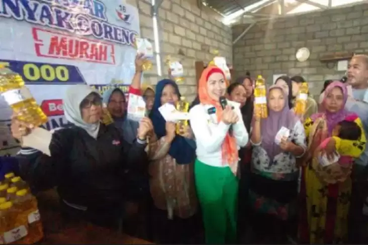 Buktikan Partai Perindo Milik Rakyat, Venna Melinda Bagikan 1.000 Liter Minyak Goreng Murah di Kediri 