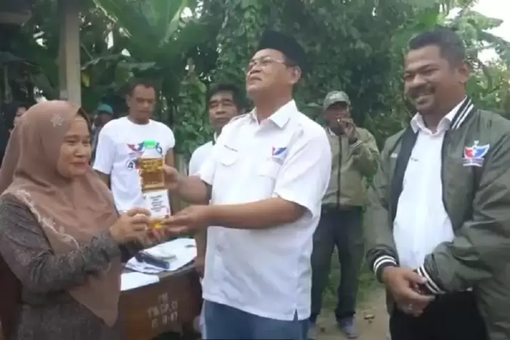 Caleg Partai Perindo Abdul Khaliq Ahmad Sosialisasi Cara Pencoblosan Surat Suara di Ngamprah Bandung Barat 
