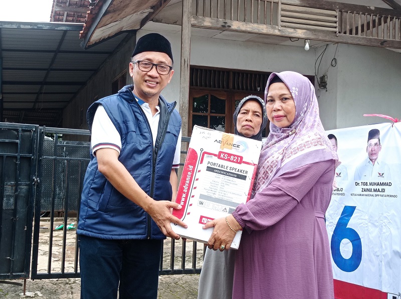 Caleg Partai Perindo Wahyu Nur Iman Beri Bantuan ke Majlis Taklim di Bambu Apus