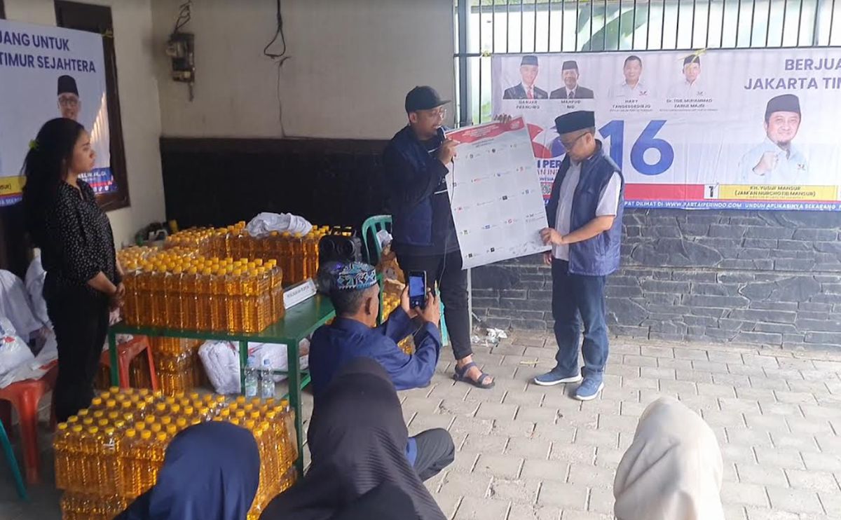 Caleg Partai Perindo Wahyu Beri Simulasi Pencoblosan di Cipayung: Jangan Lupa Pilih 4X4 Ya