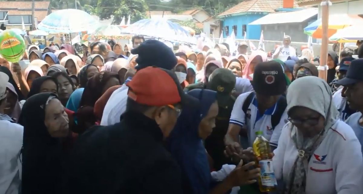 Caleg Partai Perindo Gelar Bazar Minyak Goreng Murah di Cilacap, Warga Antusias