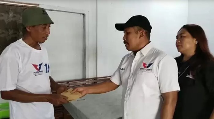 Ketua RPA Perindo Jeannie Latumahina Serahkan Klaim Asuransi ke Saksi TPS di Tulungagung 