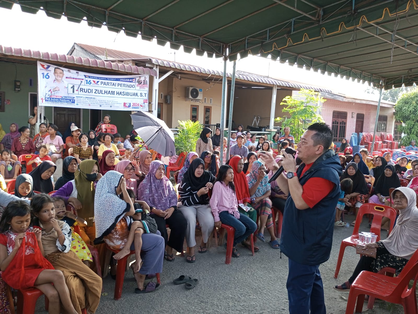 Caleg Partai Perindo Rudi Zulham Gelar Bazar Murah Minyak Goreng di Marelan Medan