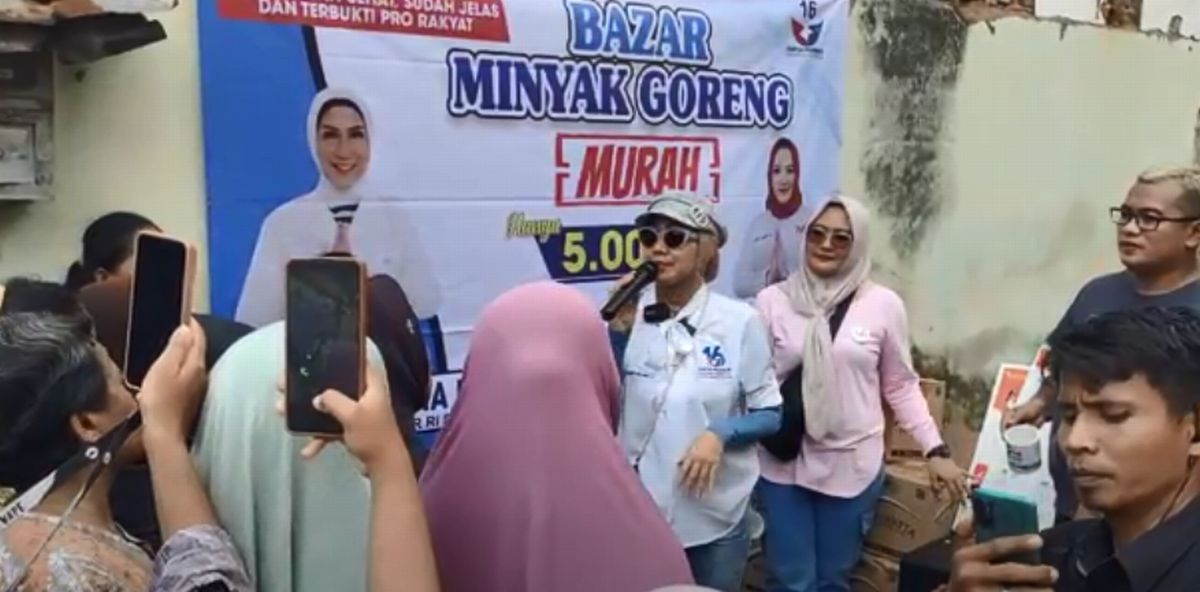Caleg Partai Perindo Venna Melinda Gelar Bazar Murah di Kecamatan Semen Kediri