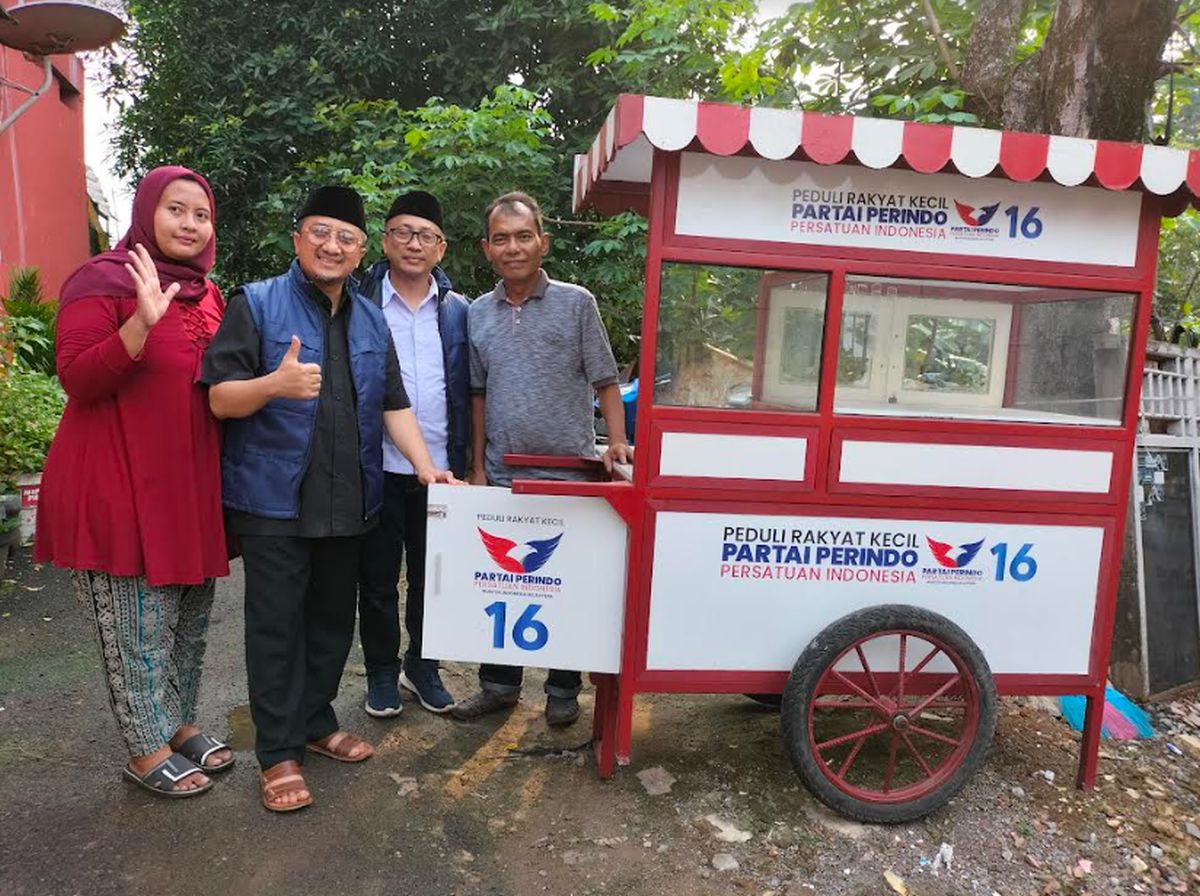 Caleg Partai Perindo Ustaz Yusuf Mansur dan Wahyu Nur Iman Bagikan Gerobak ke Warga Cipayung