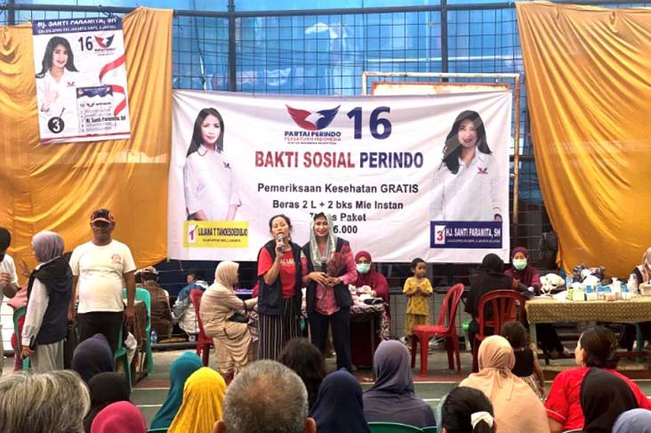 Datang ke Bukit Duri, Caleg Partai Perindo Santi Paramita Dapat Bunga dari Warga 
