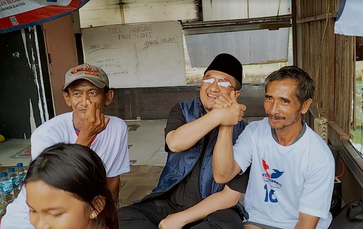 Datangi Pemancingan Lele, Caleg Partai Perindo Ustaz Yusuf Mansur Diajak Foto Warga Cipayung