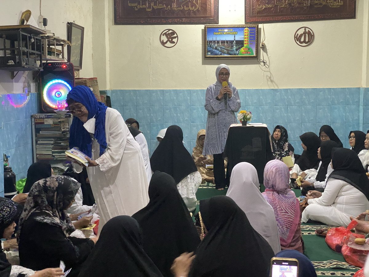Datangi Warga Mampang, Caleg Partai Perindo Alva Ruslina Berpesan Pilih Pemimpin Lihat Track Recordnya