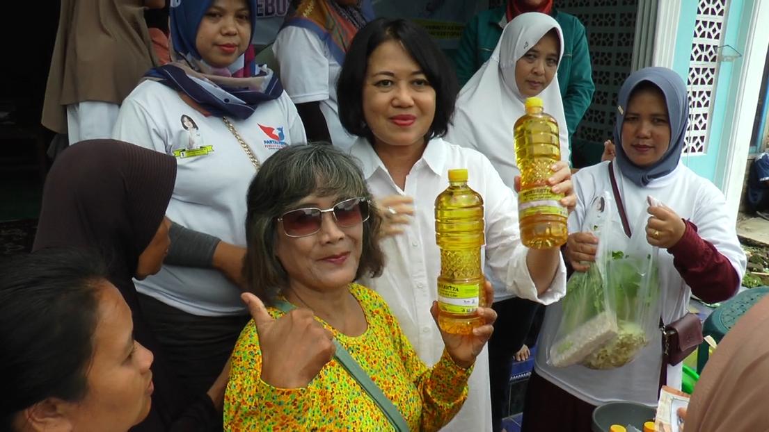 Diguyur Hujan 30 Menit, Bazar Migor Murah Partai Perindo Tetap Diserbu Warga Magelang