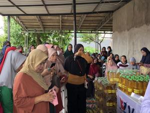Dihadiri Caleg Partai Perindo Ustaz Yusuf Mansur, Warga Bambu Apus Semringah Bisa Tebus Migor Murah