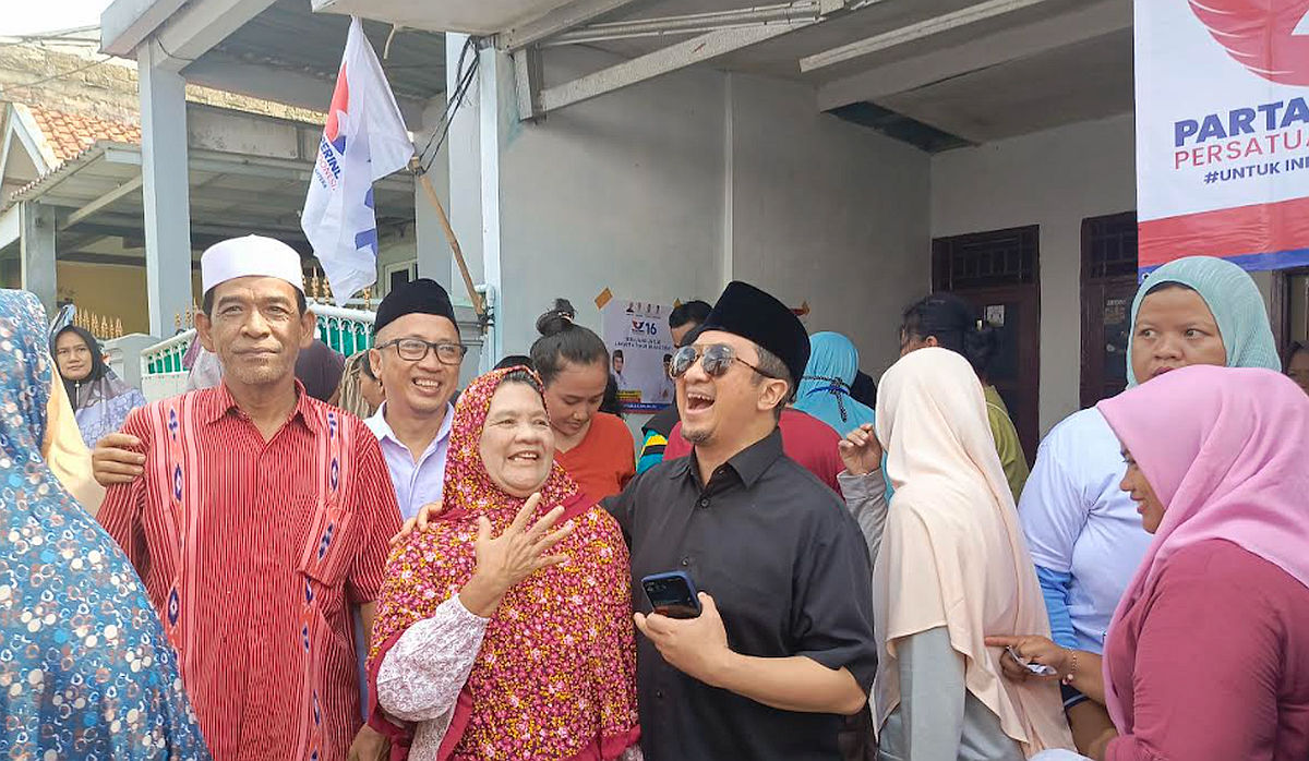 Diserbu Warga untuk Foto Bareng, Caleg Partai Perindo Ustaz Yusuf Mansur Senang