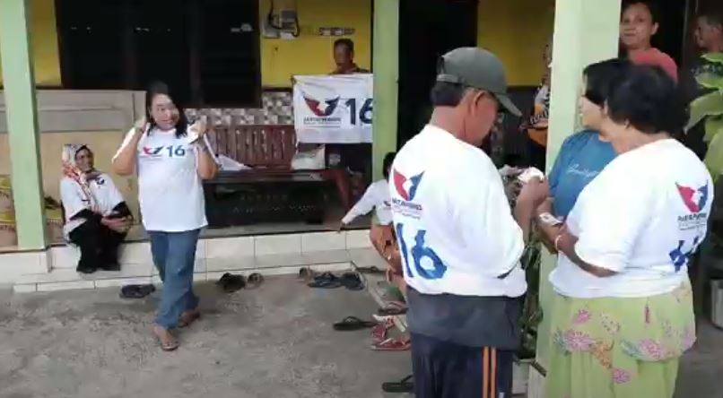 Caleg Partai Perindo Gelar Bazar Murah Secara Door to Door di Tulungagung