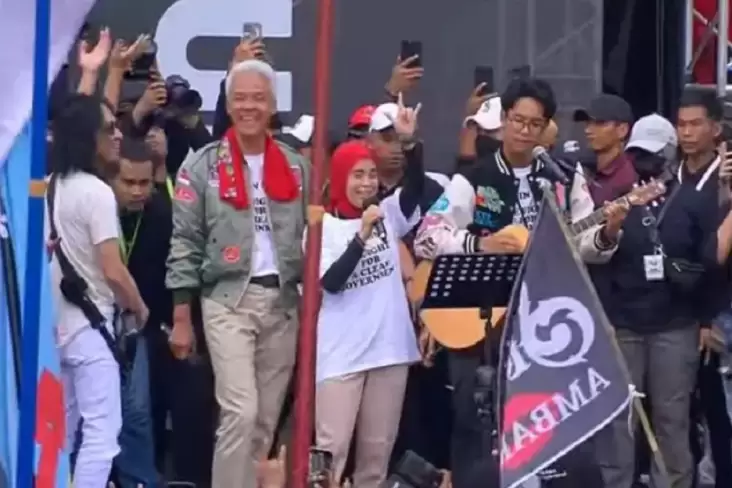 Ganjar Pranowo dan Slank Tutup Hajatan Rakyat di Semarang, Nyanyi Terlalu Manis 