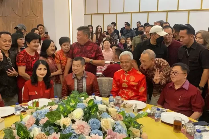 Ganjar Pranowo Hadiri Makan Malam Imlek, Tampil Enerjik dengan Baju Changshan 