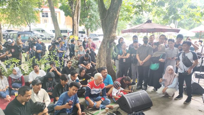 Masa Tenang, Ganjar Nonton Slank Bareng Warga di Semarang