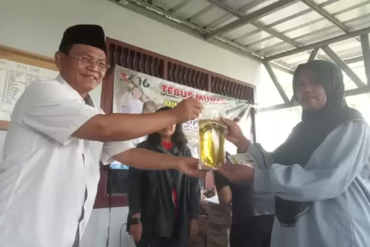 Gelar Tebus Minyak Goreng Murah di Cipanileman Bandung, Ini Pesan Caleg Partai Perindo Abdul Khaliq Ahmad 