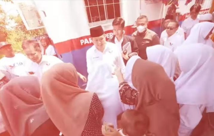 Hary Tanoesoedibjo Disambut Masyarakat Saat Serahkan Puskestren di Subang