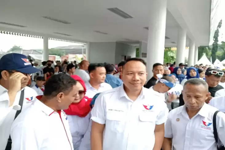 Warga Hujan-hujanan Hadiri Bazar Sembako Perindo, Vicky Prasetyo: Bentuk Kesetiaan 