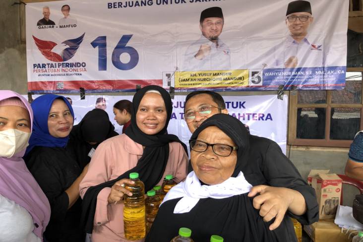 Jawab Keluhan Warga, Caleg Partai Perindo Ustaz Yusuf Mansur Gelar Bazar Murah di Bambu Apus 