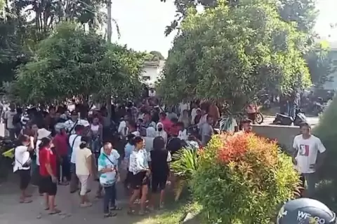 Kecurangan Pemilu 2024, Ratusan Kader Partai Perindo Geruduk Kantor Camat Larantuka 