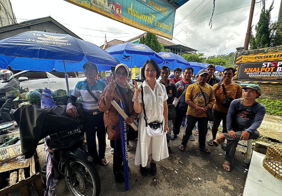 Kunjungi Wonosobo, Caleg Partai Perindo Susaningtyas Nefo Kertapati Bagikan Payung ke Pedagang