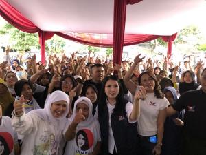 Liliana Tanoesoedibjo Bantu Gerobak UMKM Gratis untuk Pedagang di Petukangan Utara