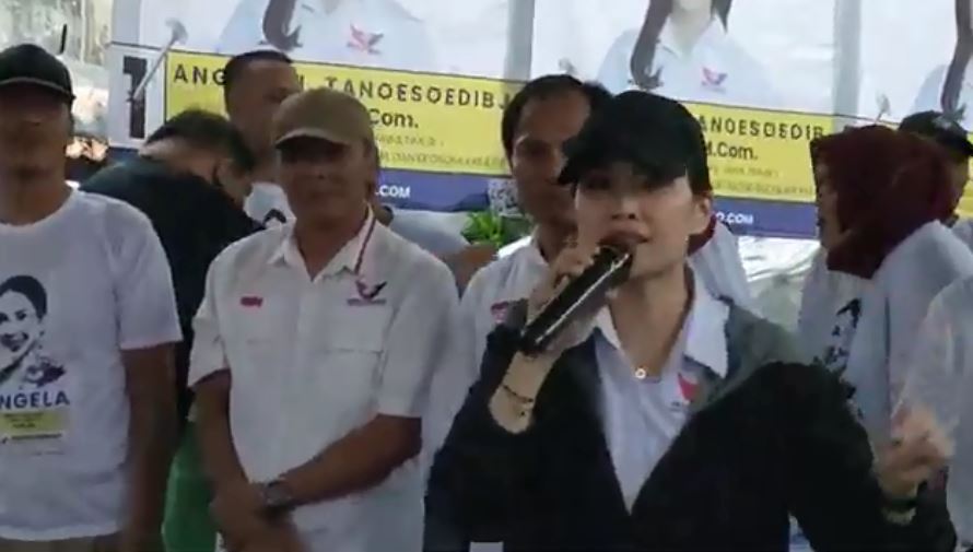 Meski Hujan Deras, Angela Tanoesoedibjo Tetap Semangat Sapa Warga di Sidoarjo