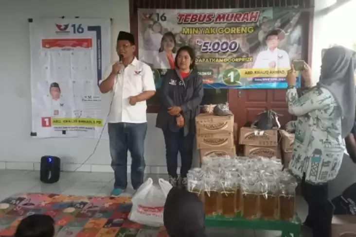 Momen Caleg Partai Perindo Abdul Khaliq Ahmad Gelar Tebus Minyak Goreng Murah di Cileunyi Bandung 