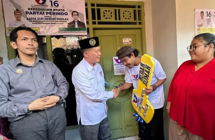 Momen Caleg Partai Perindo Indra Utama Gunakan Uang Pribadi untuk Bedah Rumah Warga Sukabumi 