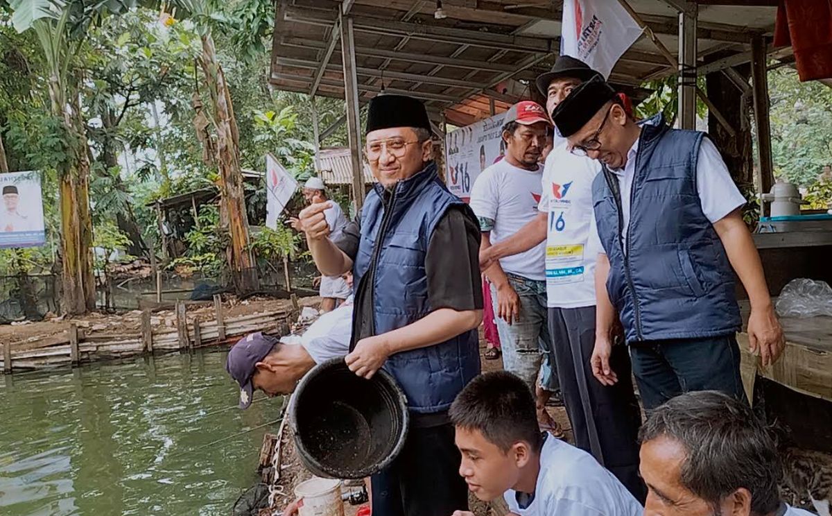 Momen Caleg Partai Perindo Ustaz Yusuf Mansur Mancing Bareng Warga Cipayung