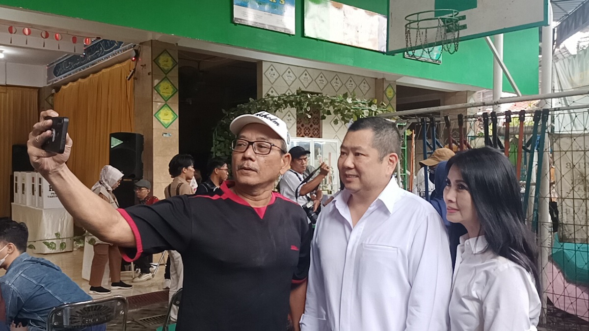 Momen Hary Tanoe dan Liliana Selfie Bareng Pemilih di TPS Blok S