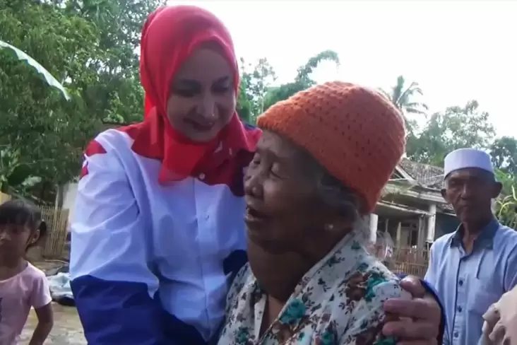 Momen Menyentuh Hati Caleg Partai Perindo Faida Bantu Lansia Penderita Gondok di Jember 