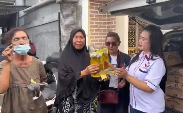Caleg Partai Perindo Salurkan Minyak Goreng Murah di Denpasar 