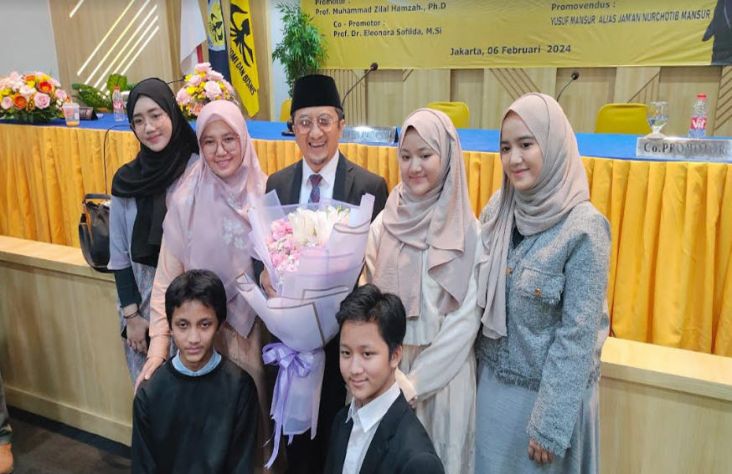 Lulus dengan Predikat Sangat Memuaskan, Ustaz Yusuf Mansur Raih Gelar Doktor dari Universitas Trisakti 