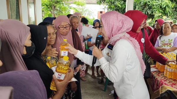 Ratusan Lansia di Kediri Serbu Bazar Minyak Goreng Murah Caleg Partai Perindo Venna Melinda