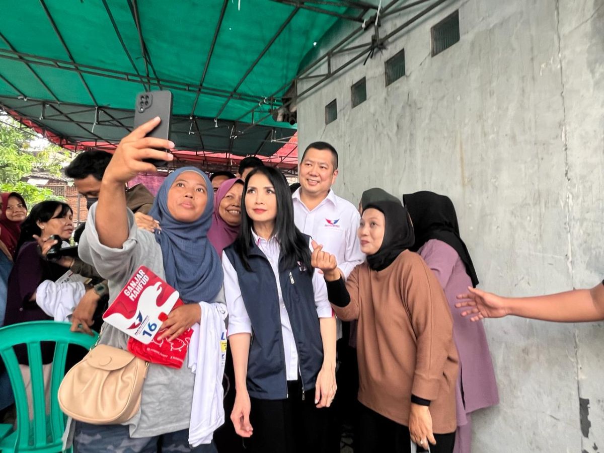 Ratusan Warga Kramat Pela Berebut Salaman dan Foto Bareng Hary Tanoe dan Liliana