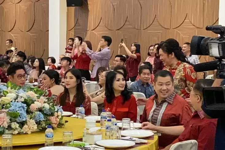 Rayakan Imlek, Hary Tanoesoedibjo dan Keluarga Makan Malam Bersama 