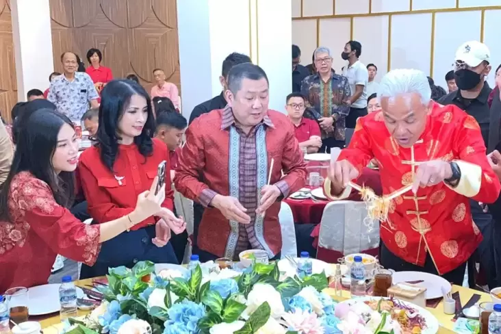 Momen Ganjar Pranowo dan HT Cicipi Yee Sang, Makanan Khas Imlek 