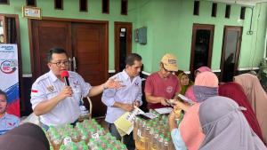 Selain Gelar Bazar Murah, Caleg Partai Perindo Juga Bagikan KTA Berasuransi ke Warga Bambu Apus
