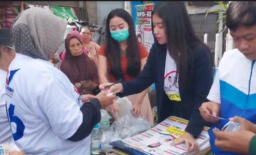 Tebus Murah Minyak Goreng, Warga Pasirluyu Bandung: Alhamdulillah, Terima Kasih Pak Djoni Toat dan Partai Perindo