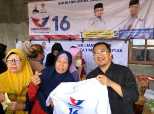 Tiba di Bambu Apus Cipayung, Caleg Partai Perindo Ustaz Yusuf Mansur Dikerubuti Emak-emak