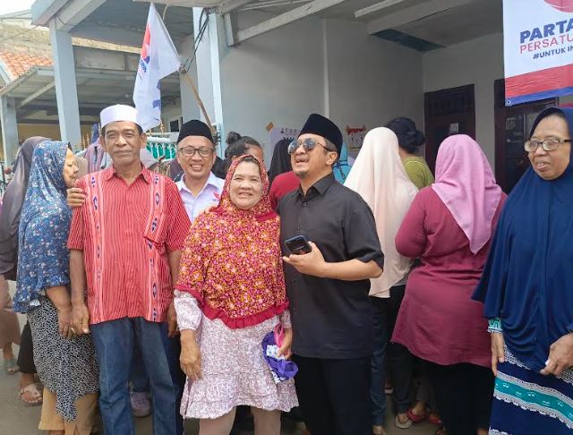 Tiba di Lokasi Bazar Murah di Cilangkap, Ustaz Yusuf Mansur Diserbu Warga untuk Foto Bersama