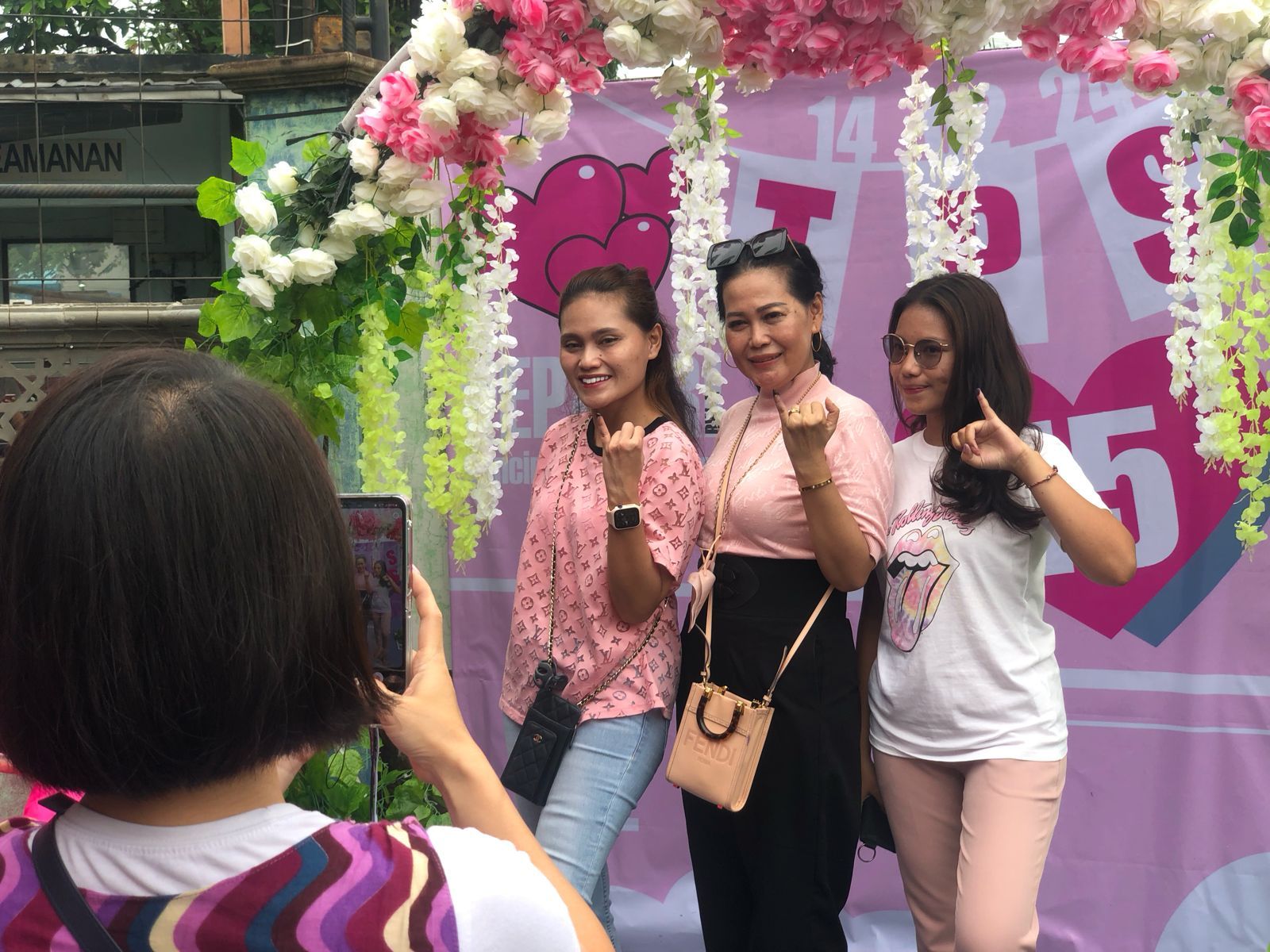 TPS 15 Kunciran Serukan Pemilu Penuh Cinta, Photobooth Bunga Jadi Primadona