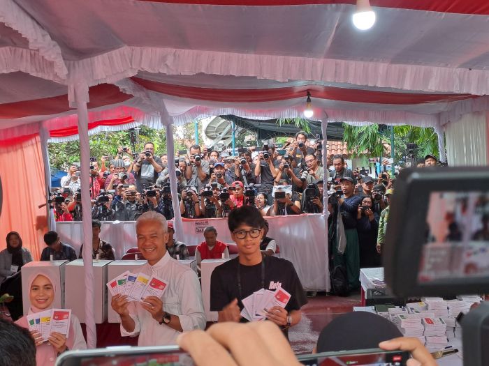 Tentukan Hak Pilih di TPS, Ganjar: Saya Lihat Ada Rambut Putih, Saya Coblos