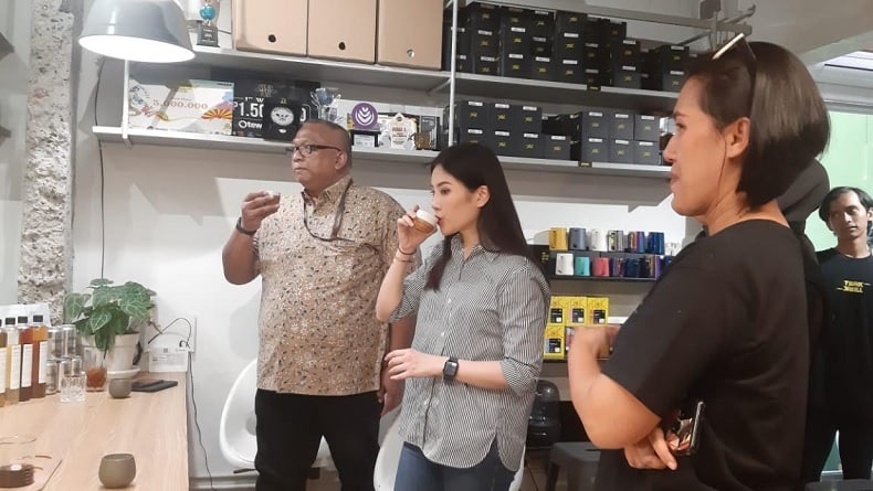 Cicipi Kopi Racikan Barista Surabaya, Wamenparekraf Angela Tanoesoedibjo: Wah Enak Sekali Ya 