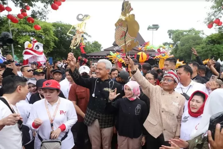Warga Antusias Saksikan Ganjar-Mahfud Konvoi Keliling Kota Solo: Salam Metal 