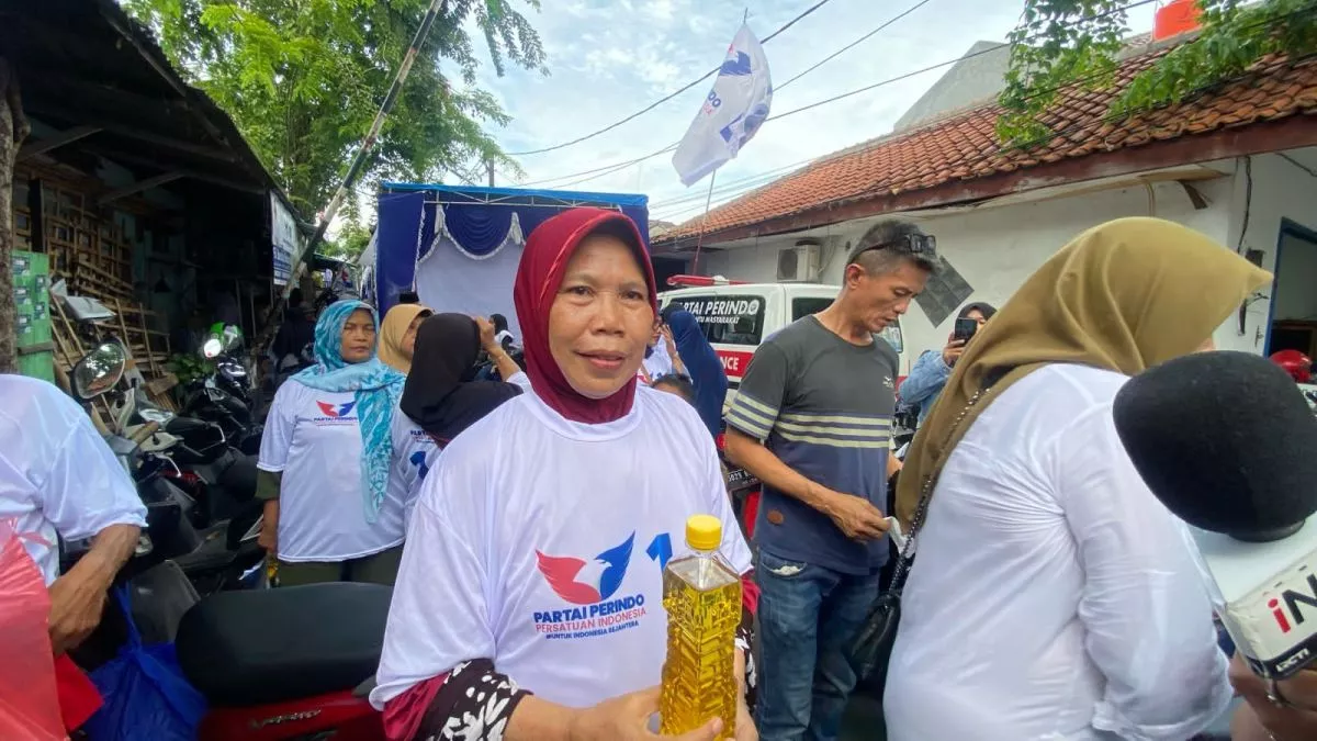 Warga Kebon Jeruk Terbantu dengan Bazar Minyak Murah Partai Perindo